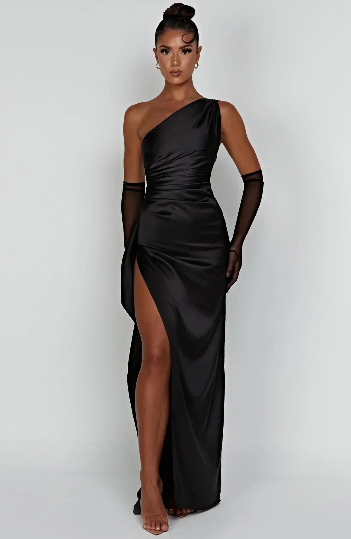 Ava - Robe Maxi Satinée à Fente avec Épaule Dégagée