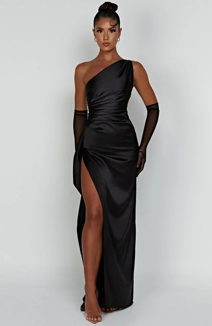 Ava - Robe Maxi Satinée à Fente avec Épaule Dégagée