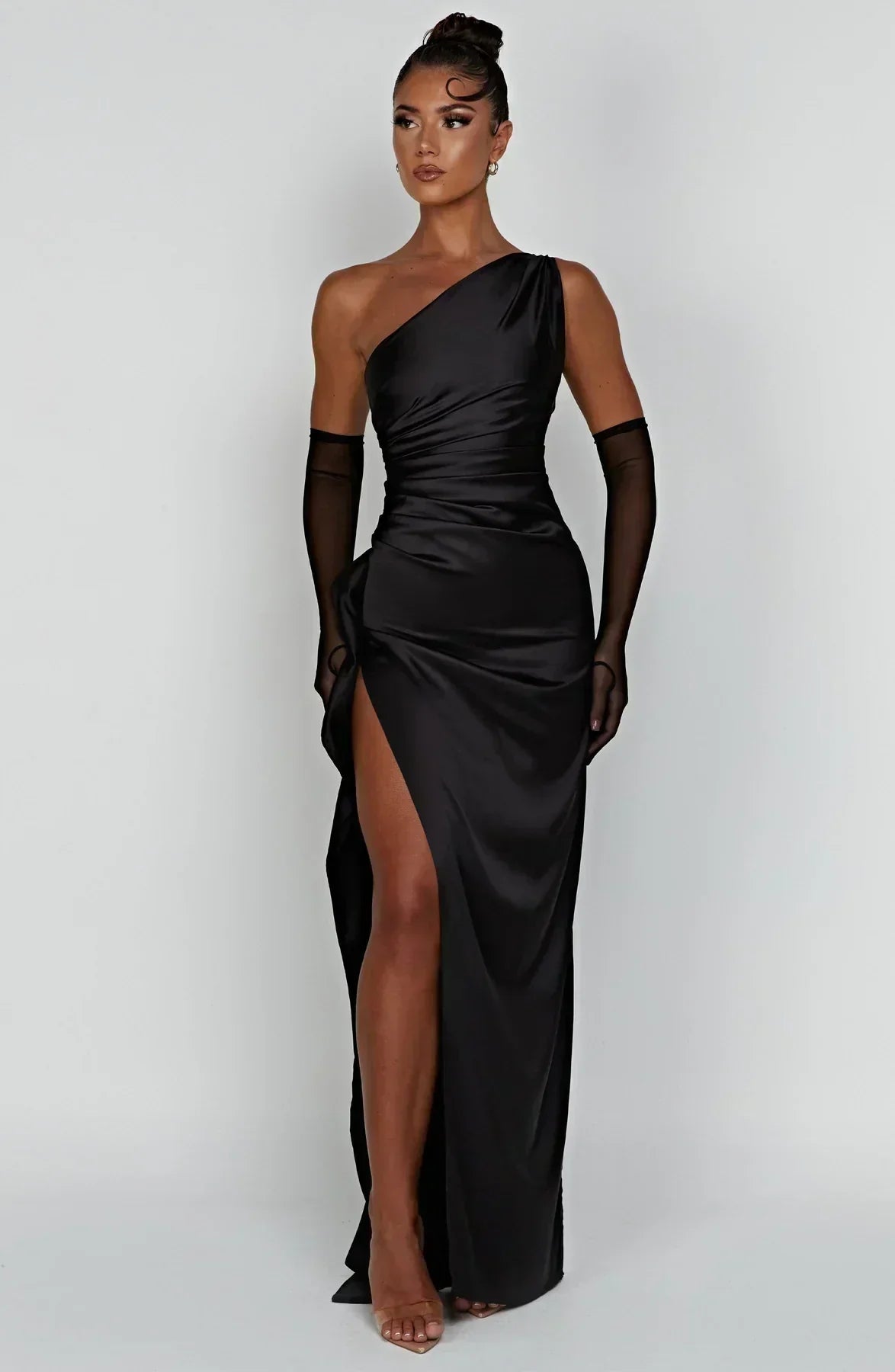 Ava - Robe Maxi Satinée à Fente avec Épaule Dégagée