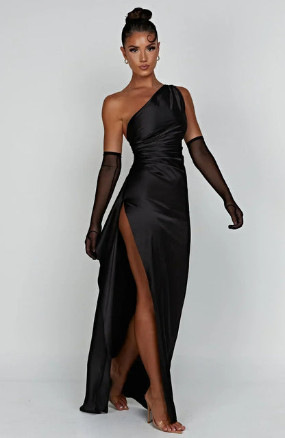 Ava - Robe Maxi Satinée à Fente avec Épaule Dégagée