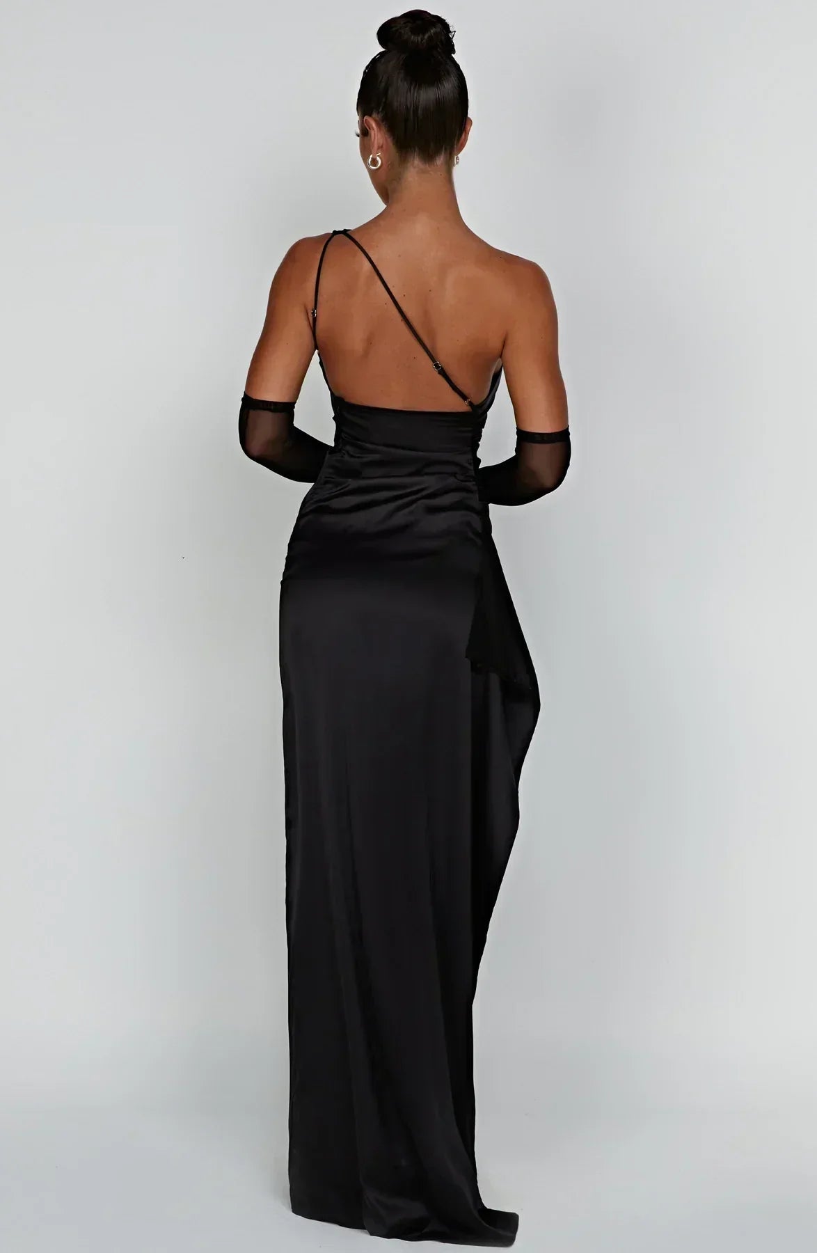 Ava - Robe Maxi Satinée à Fente avec Épaule Dégagée