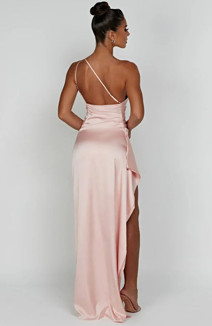 Ava - Robe Maxi Satinée à Fente avec Épaule Dégagée