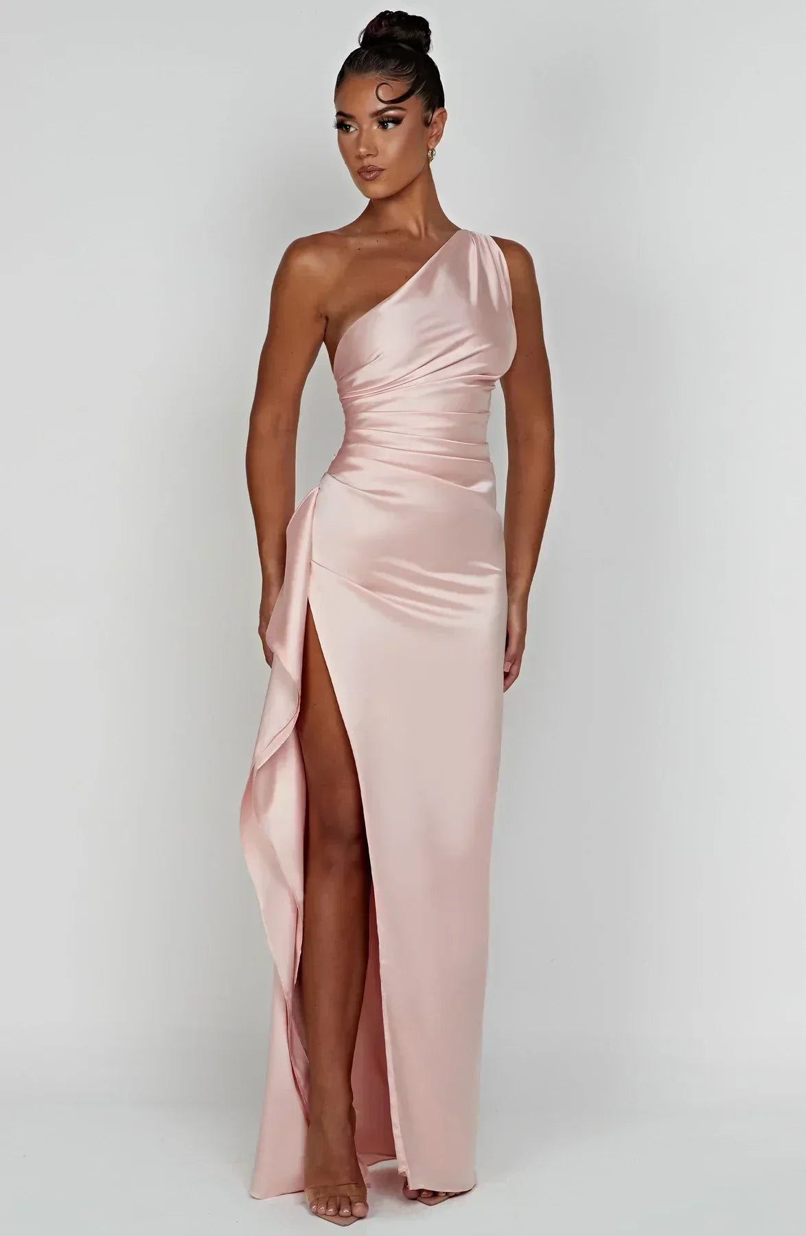 Ava - Robe Maxi Satinée à Fente avec Épaule Dégagée