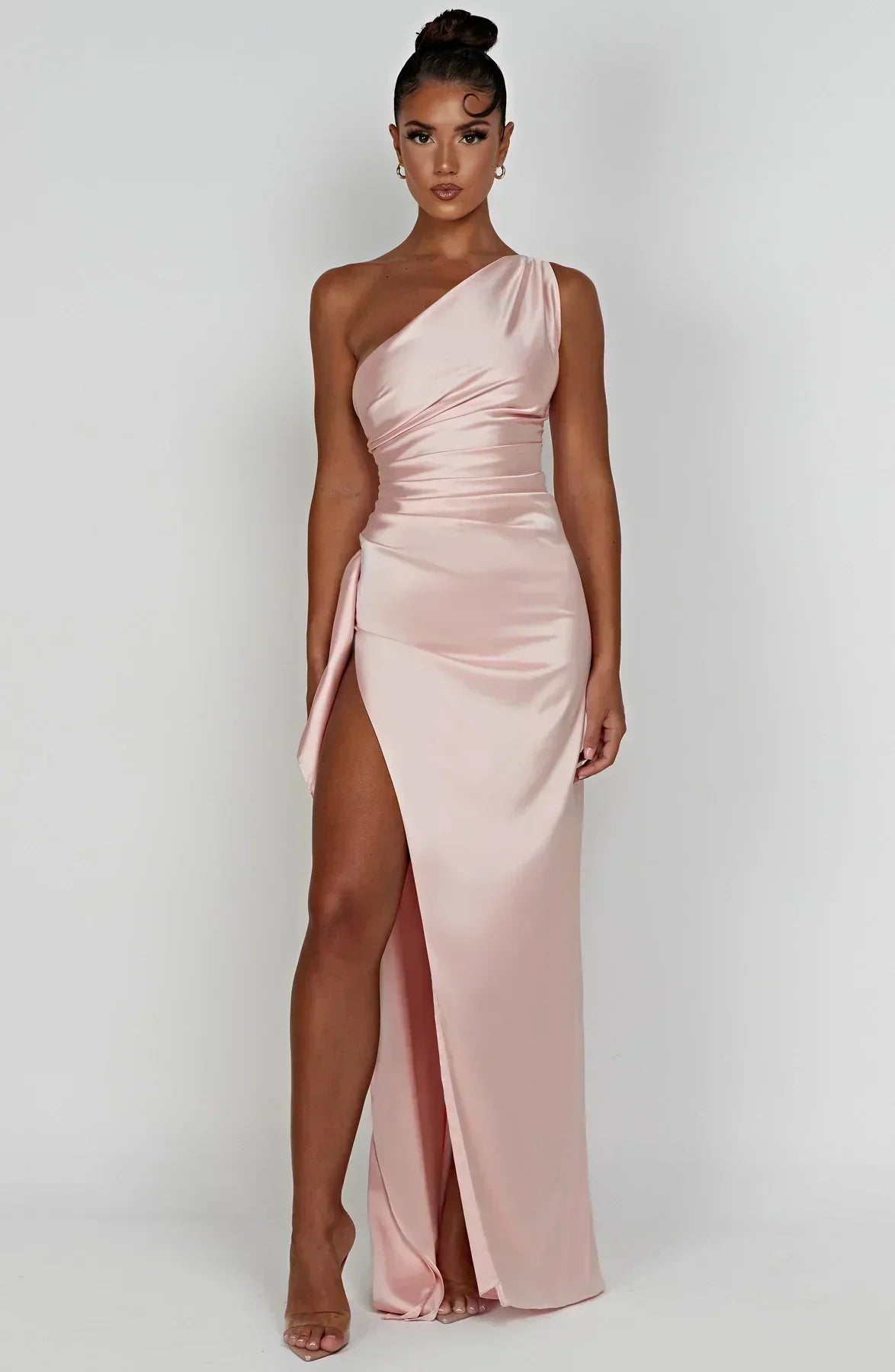 Ava - Robe Maxi Satinée à Fente avec Épaule Dégagée