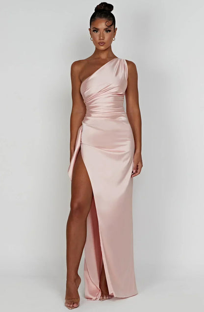 Ava - Robe Maxi Satinée à Fente avec Épaule Dégagée