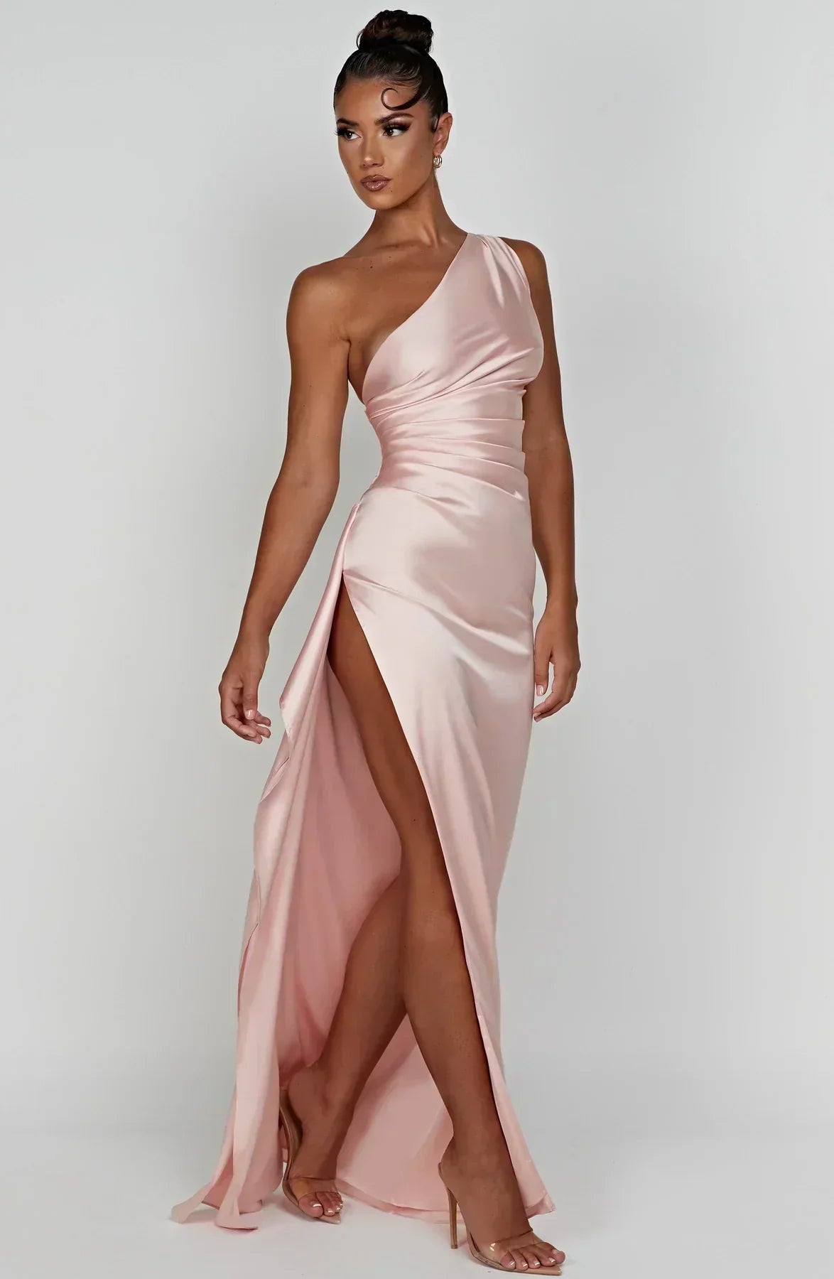 Ava - Robe Maxi Satinée à Fente avec Épaule Dégagée