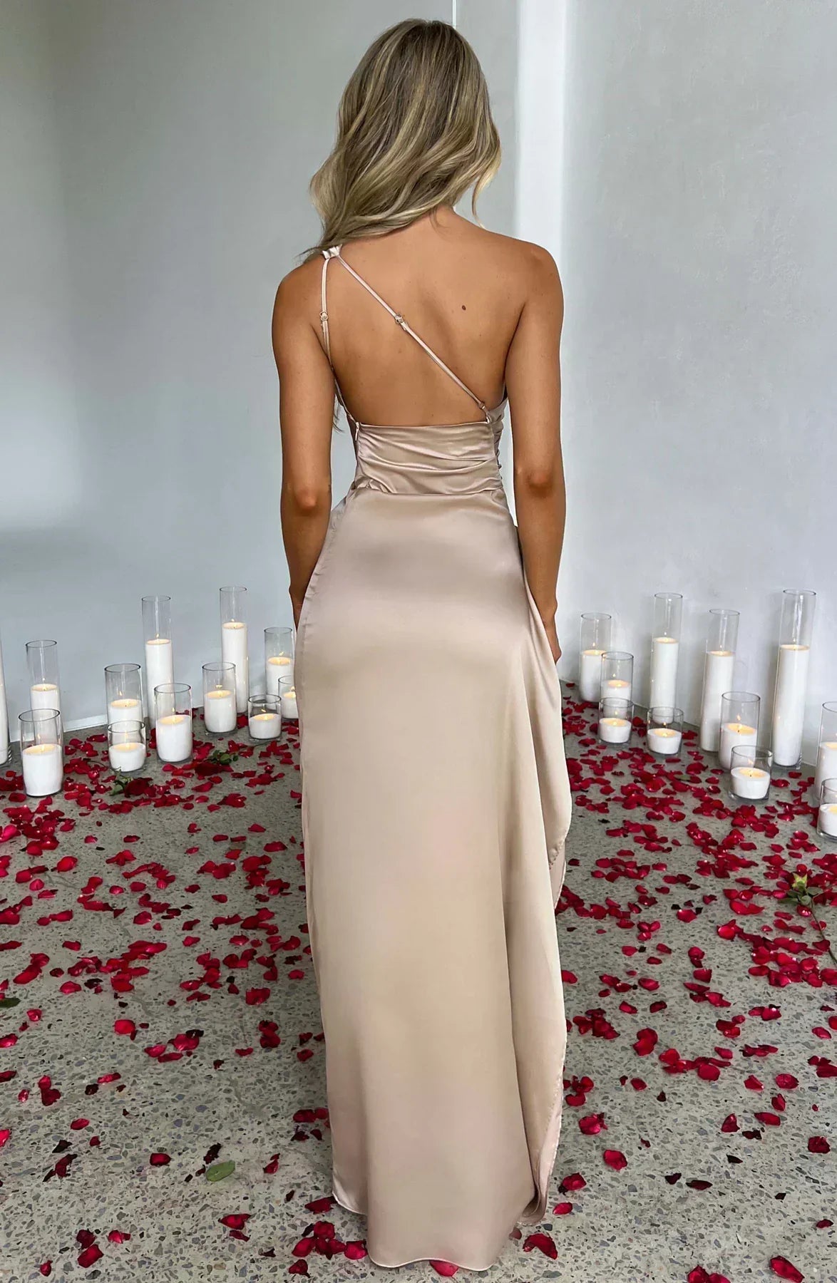 Ava - Robe Maxi Satinée à Fente avec Épaule Dégagée
