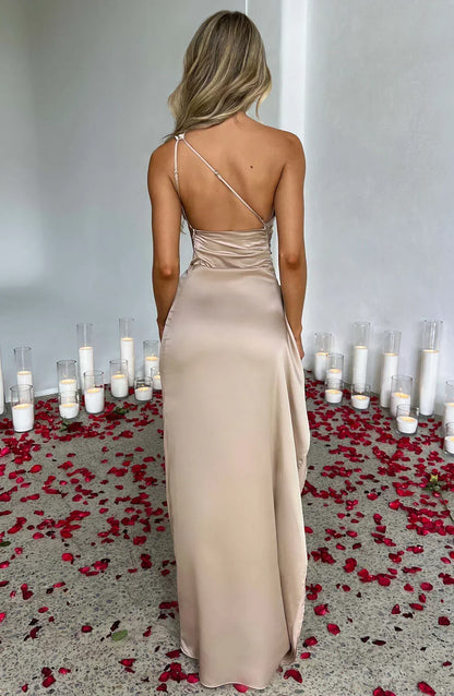 Ava - Robe Maxi Satinée à Fente avec Épaule Dégagée