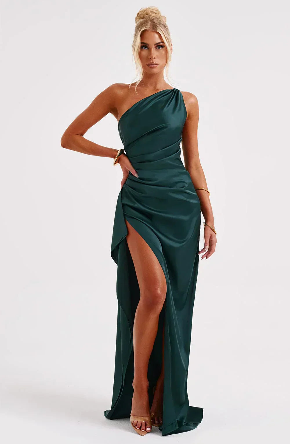 Ava - Robe Maxi Satinée à Fente avec Épaule Dégagée