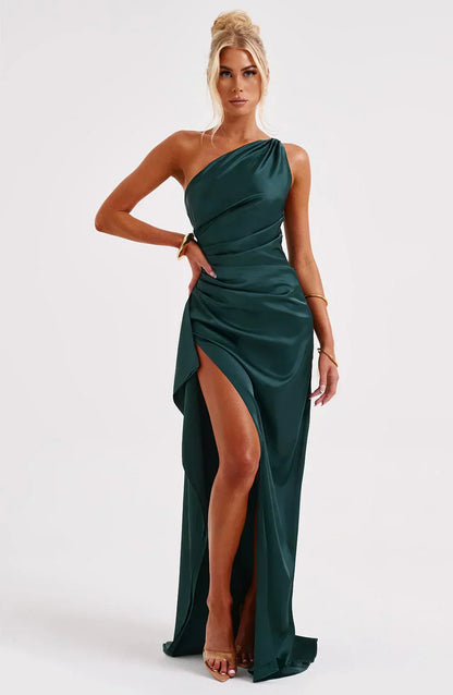 Ava - Robe Maxi Satinée à Fente avec Épaule Dégagée