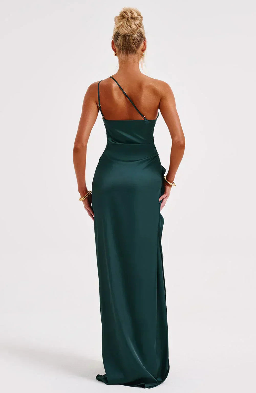 Ava - Robe Maxi Satinée à Fente avec Épaule Dégagée