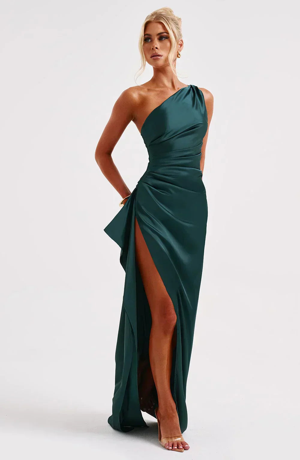 Ava - Robe Maxi Satinée à Fente avec Épaule Dégagée
