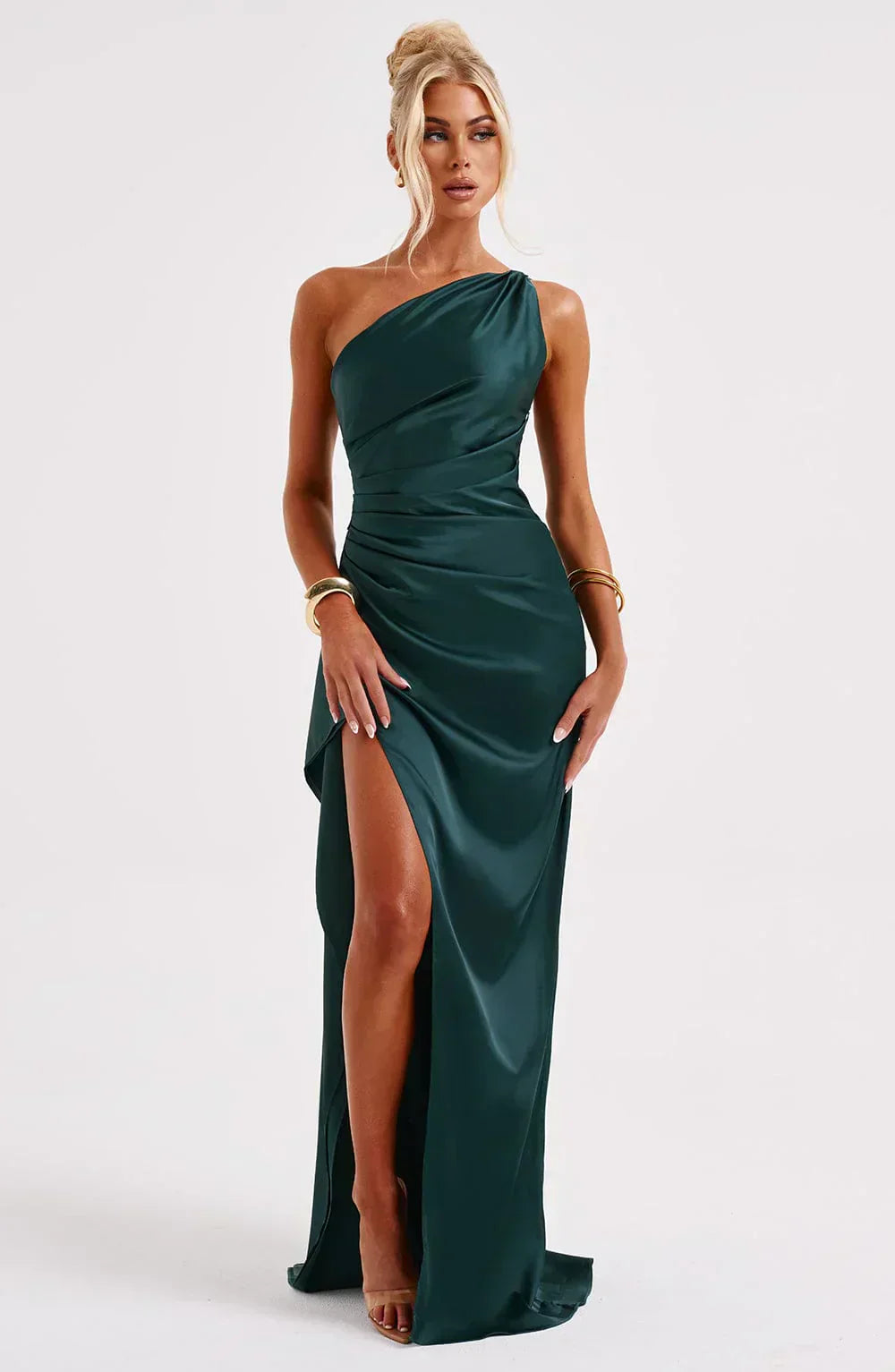 Ava - Robe Maxi Satinée à Fente avec Épaule Dégagée