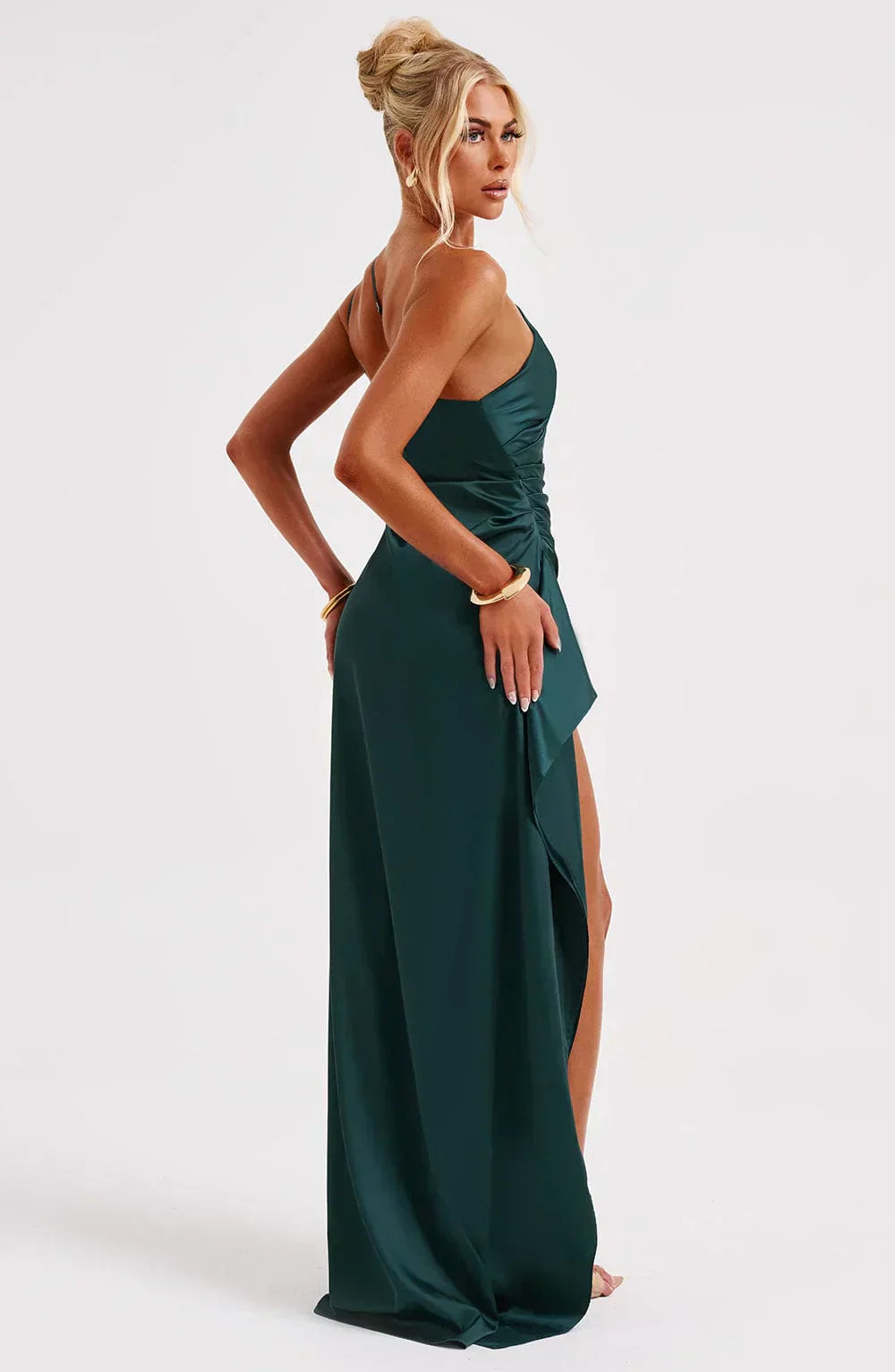 Ava - Robe Maxi Satinée à Fente avec Épaule Dégagée
