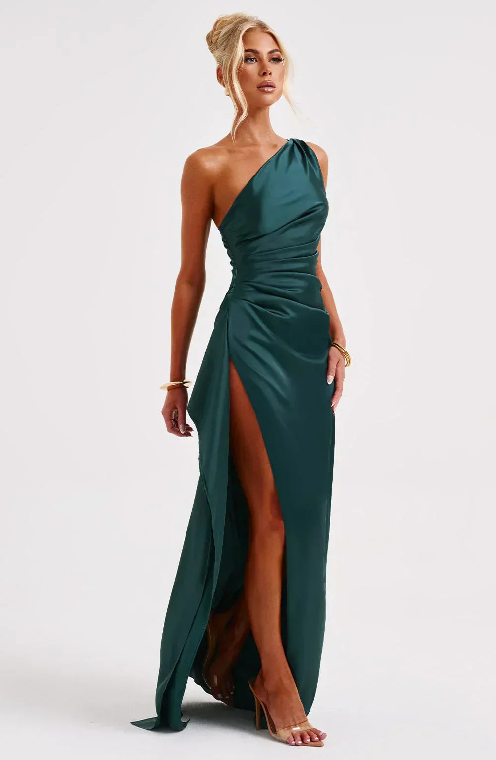 Ava - Robe Maxi Satinée à Fente avec Épaule Dégagée