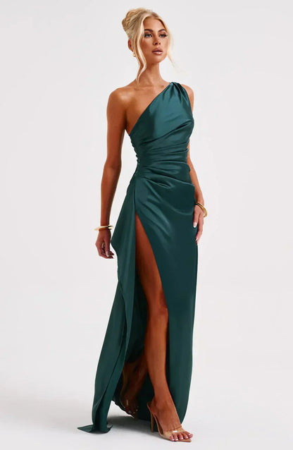 Ava - Robe Maxi Satinée à Fente avec Épaule Dégagée