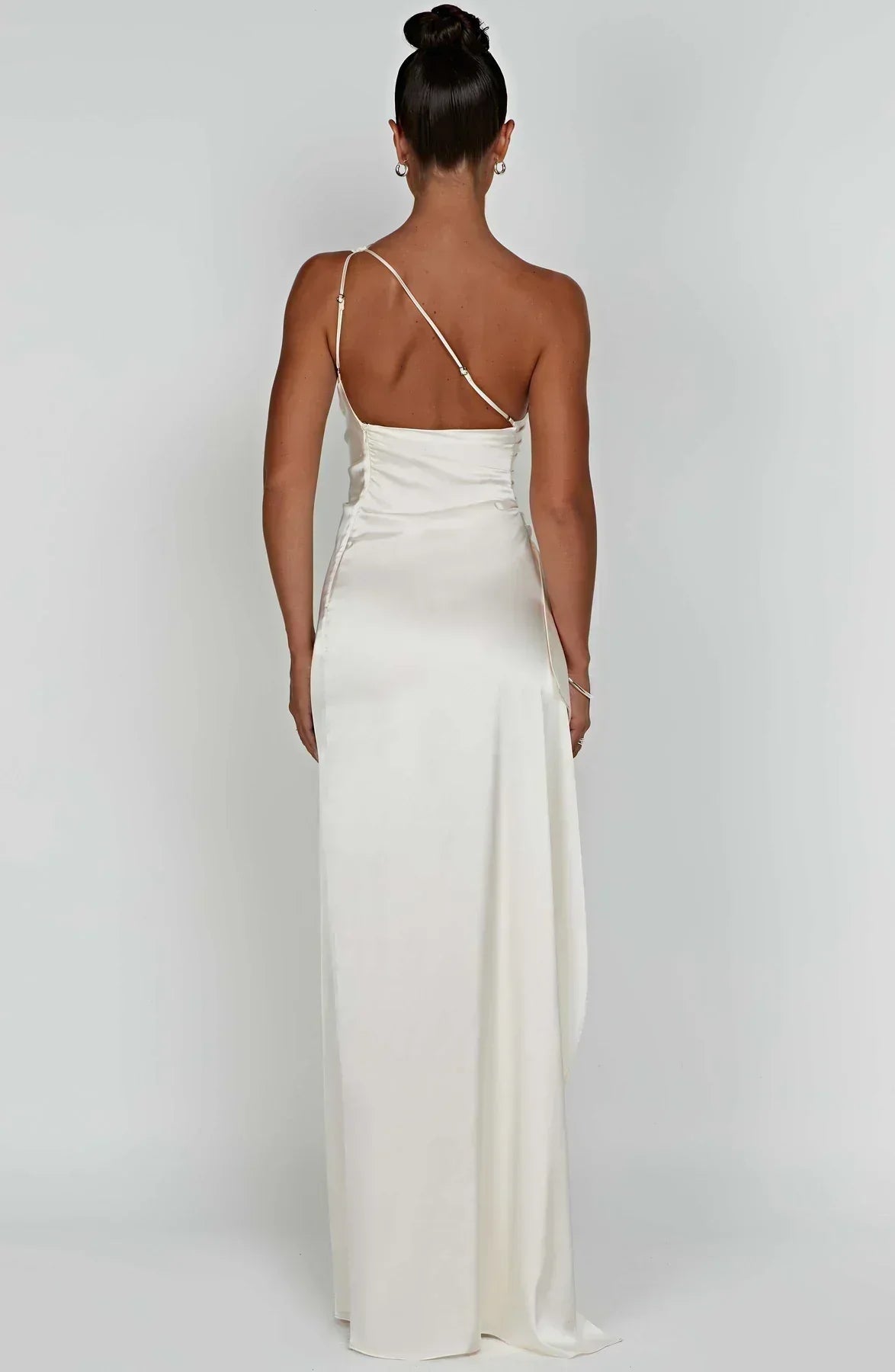 Ava - Robe Maxi Satinée à Fente avec Épaule Dégagée