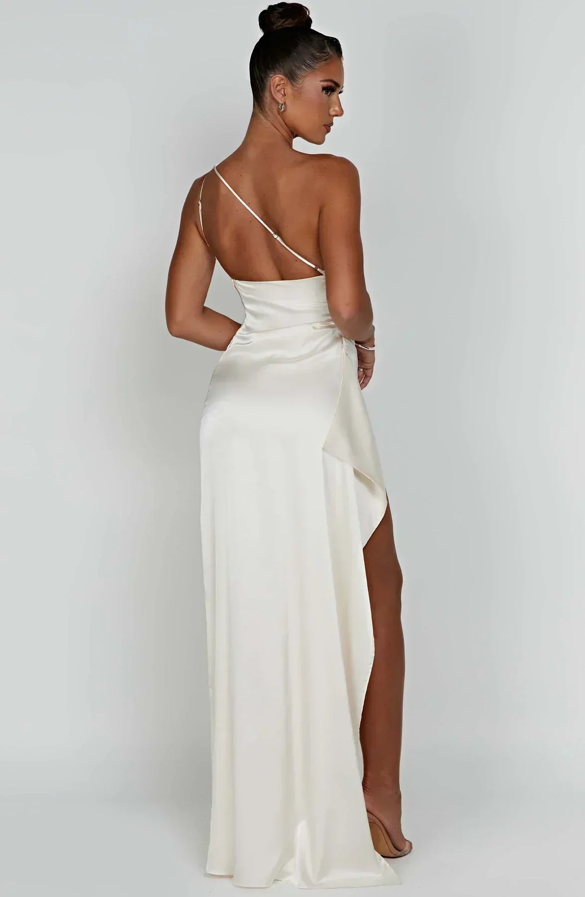 Ava - Robe Maxi Satinée à Fente avec Épaule Dégagée