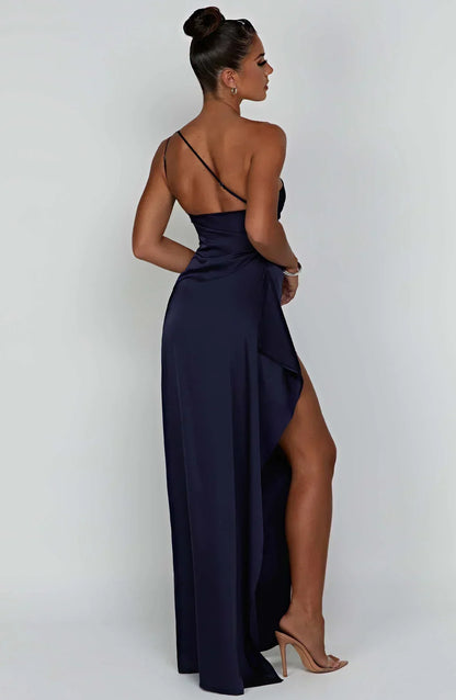 Ava - Robe Maxi Satinée à Fente avec Épaule Dégagée