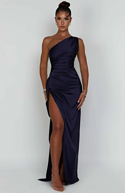 Ava - Robe Maxi Satinée à Fente avec Épaule Dégagée
