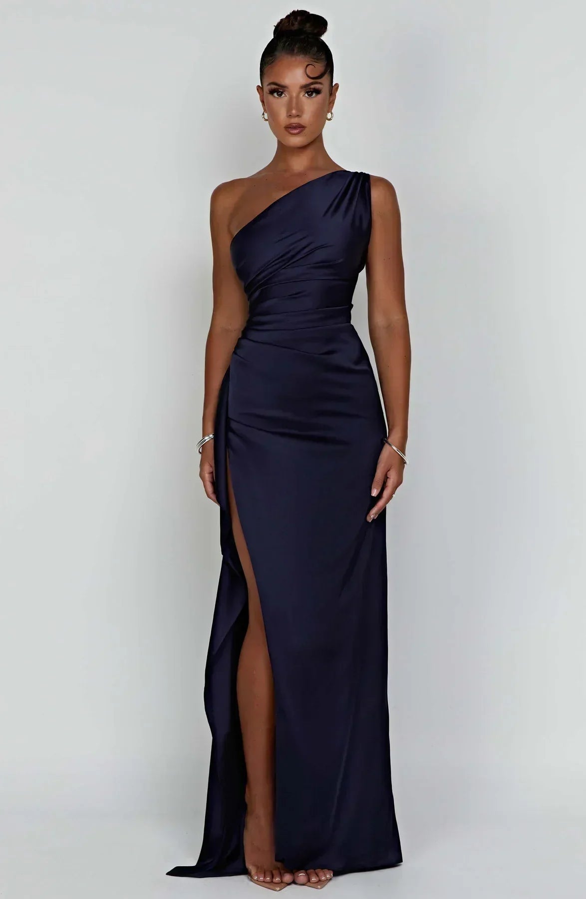 Ava - Robe Maxi Satinée à Fente avec Épaule Dégagée