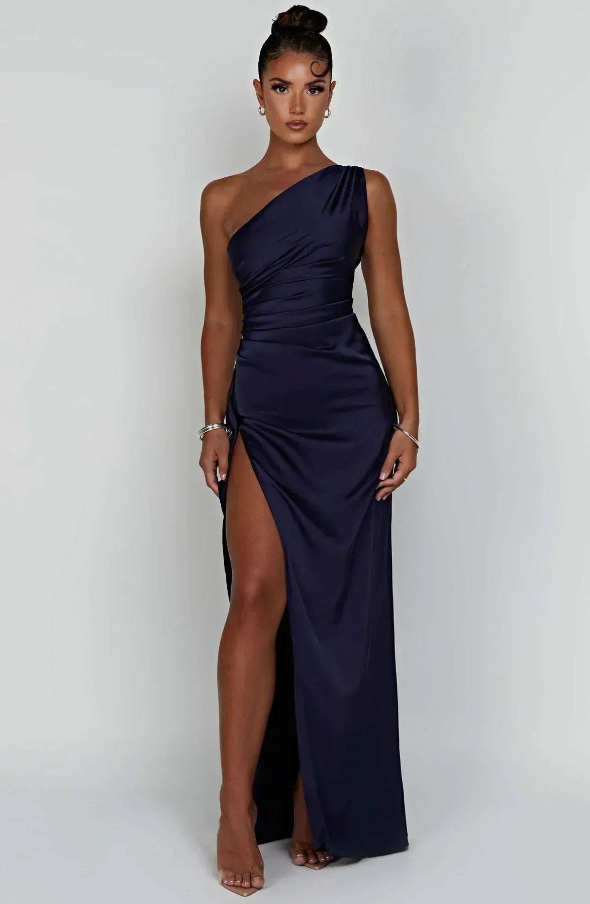 Ava - Robe Maxi Satinée à Fente avec Épaule Dégagée