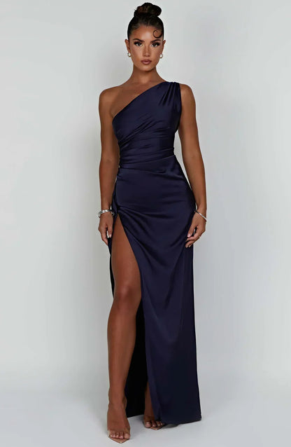 Ava - Robe Maxi Satinée à Fente avec Épaule Dégagée