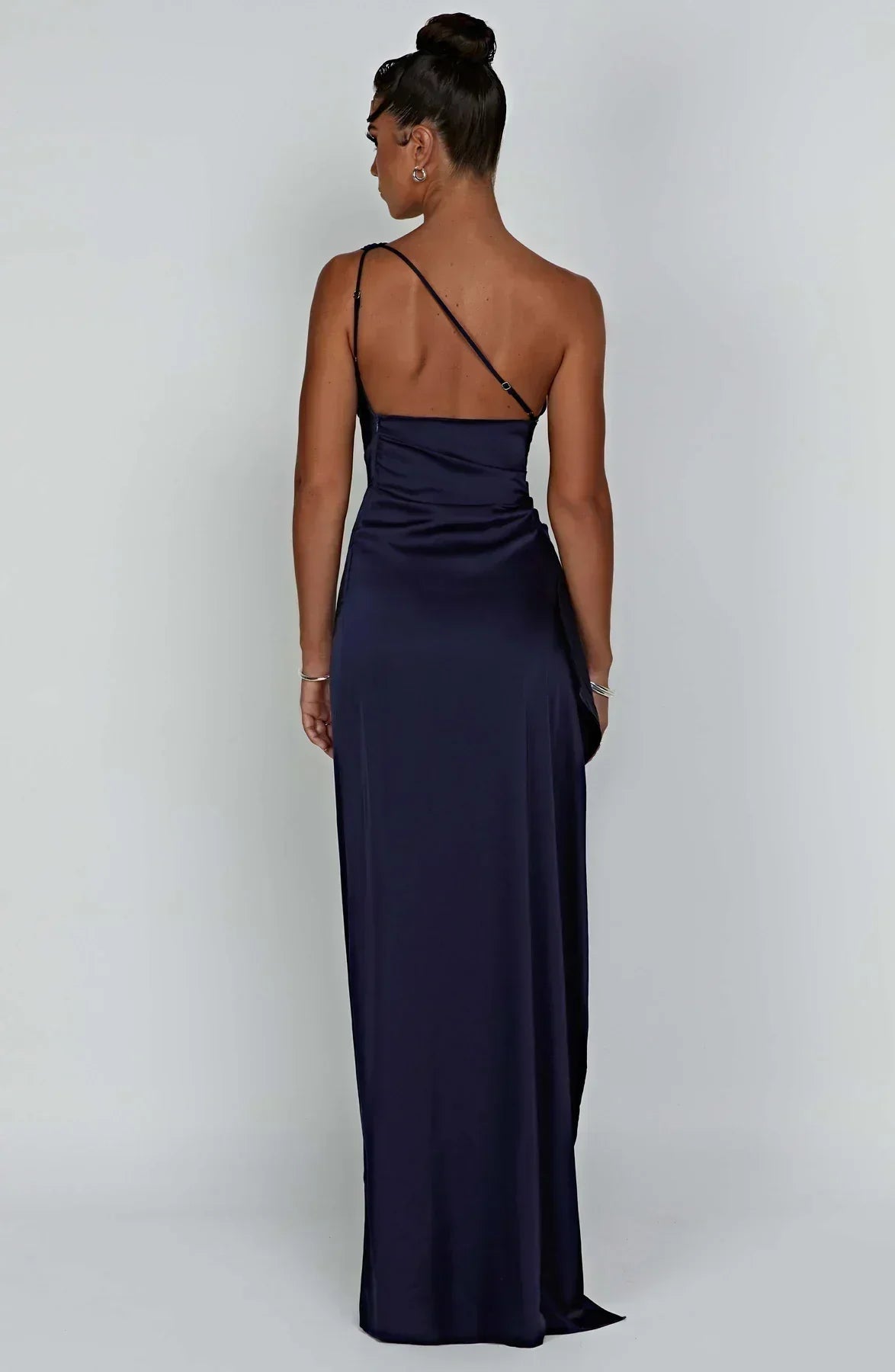 Ava - Robe Maxi Satinée à Fente avec Épaule Dégagée