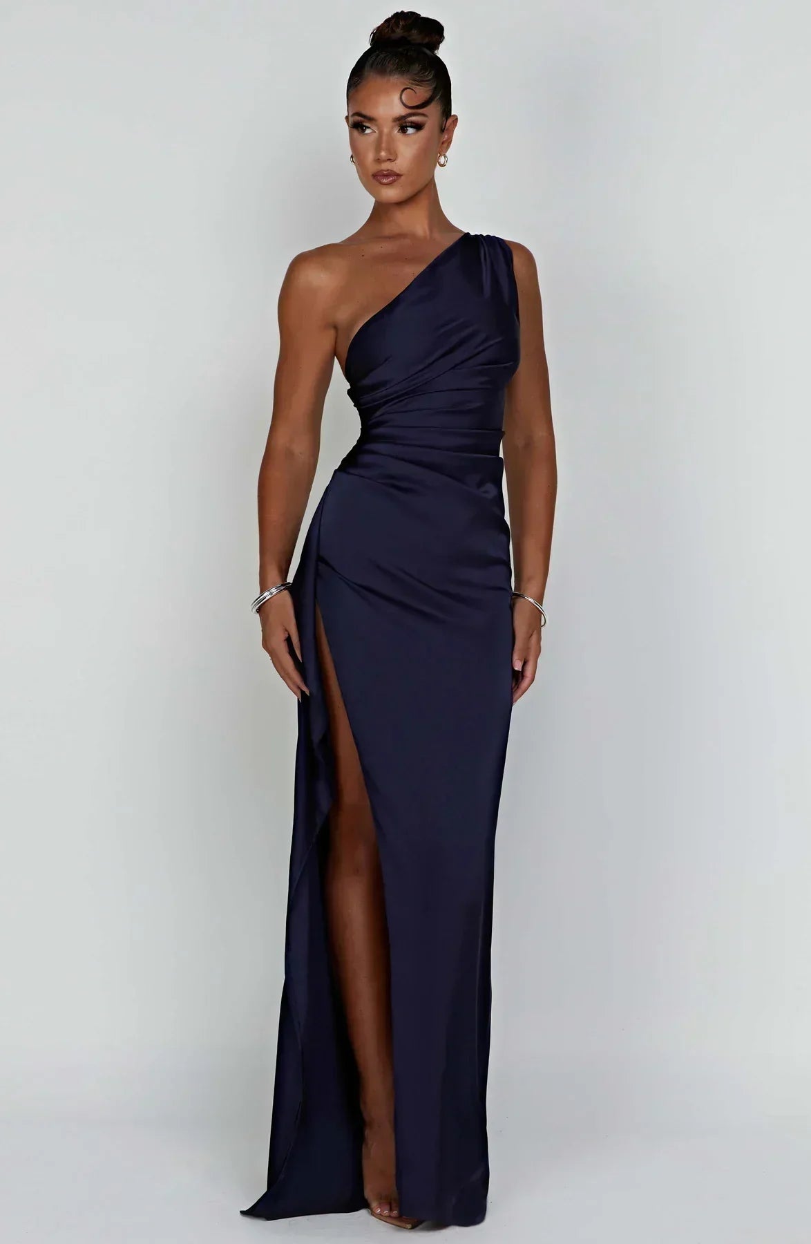Ava - Robe Maxi Satinée à Fente avec Épaule Dégagée