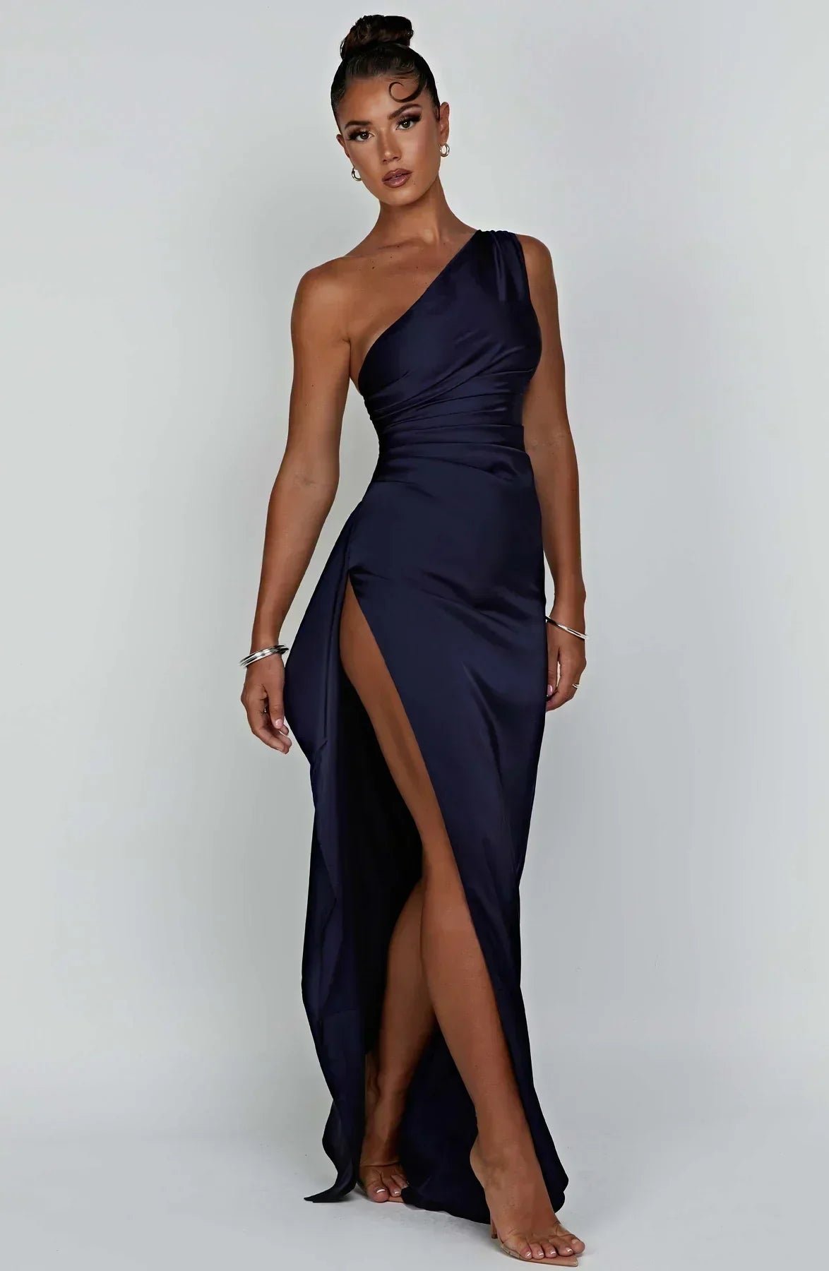 Ava - Robe Maxi Satinée à Fente avec Épaule Dégagée