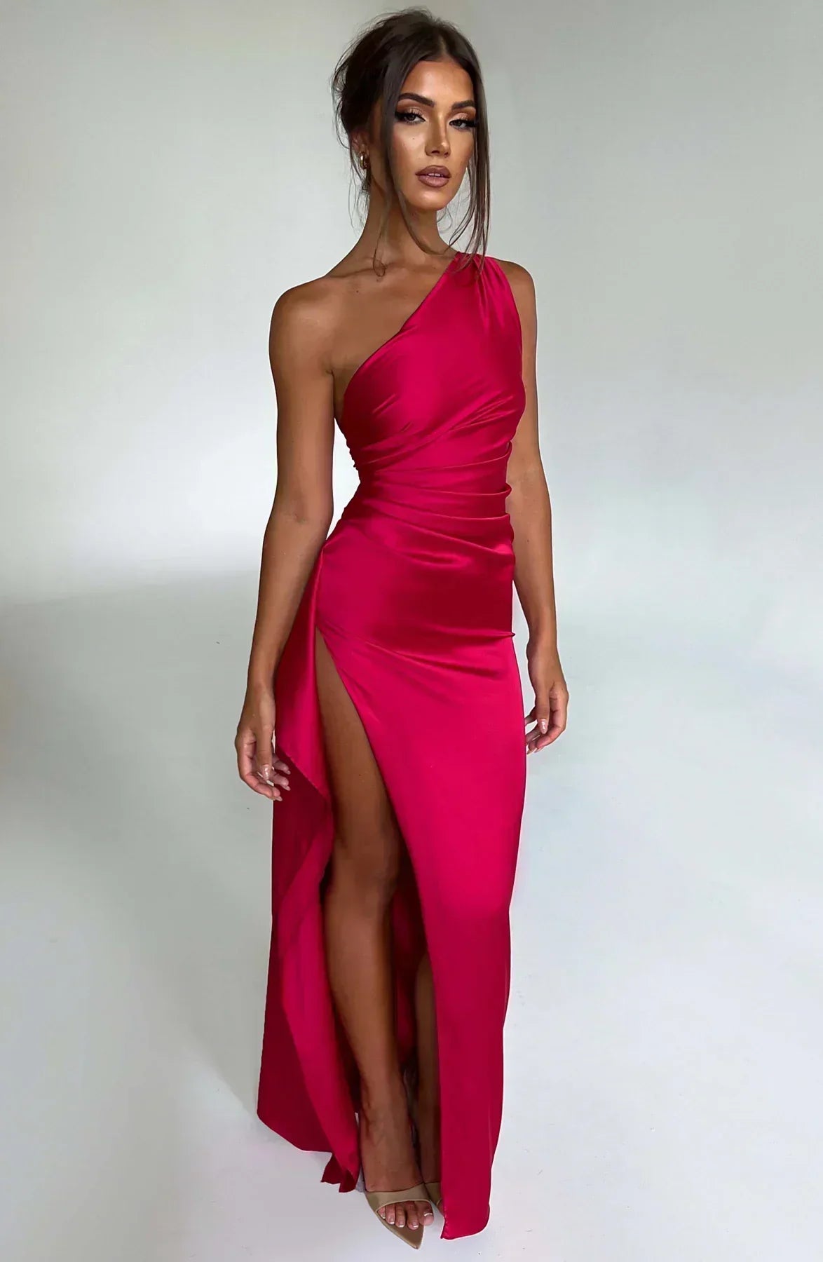 Ava - Robe Maxi Satinée à Fente avec Épaule Dégagée