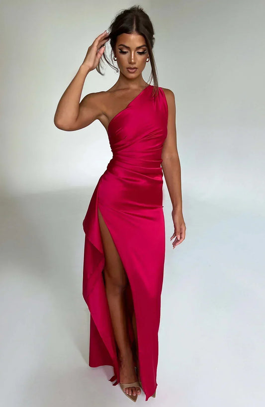 Ava - Robe Maxi Satinée à Fente avec Épaule Dégagée