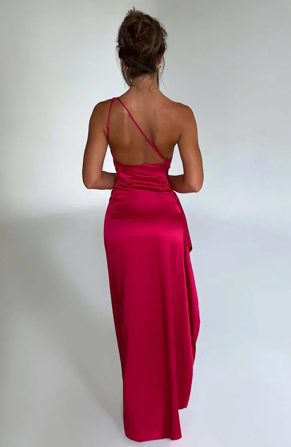 Ava - Robe Maxi Satinée à Fente avec Épaule Dégagée