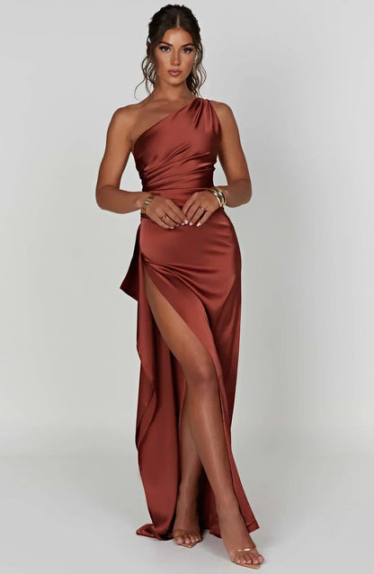 Ava - Robe Maxi Satinée à Fente avec Épaule Dégagée