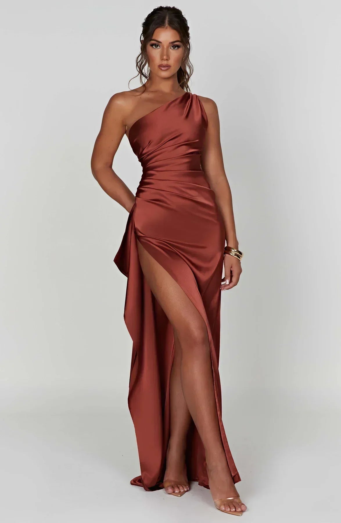 Ava - Robe Maxi Satinée à Fente avec Épaule Dégagée