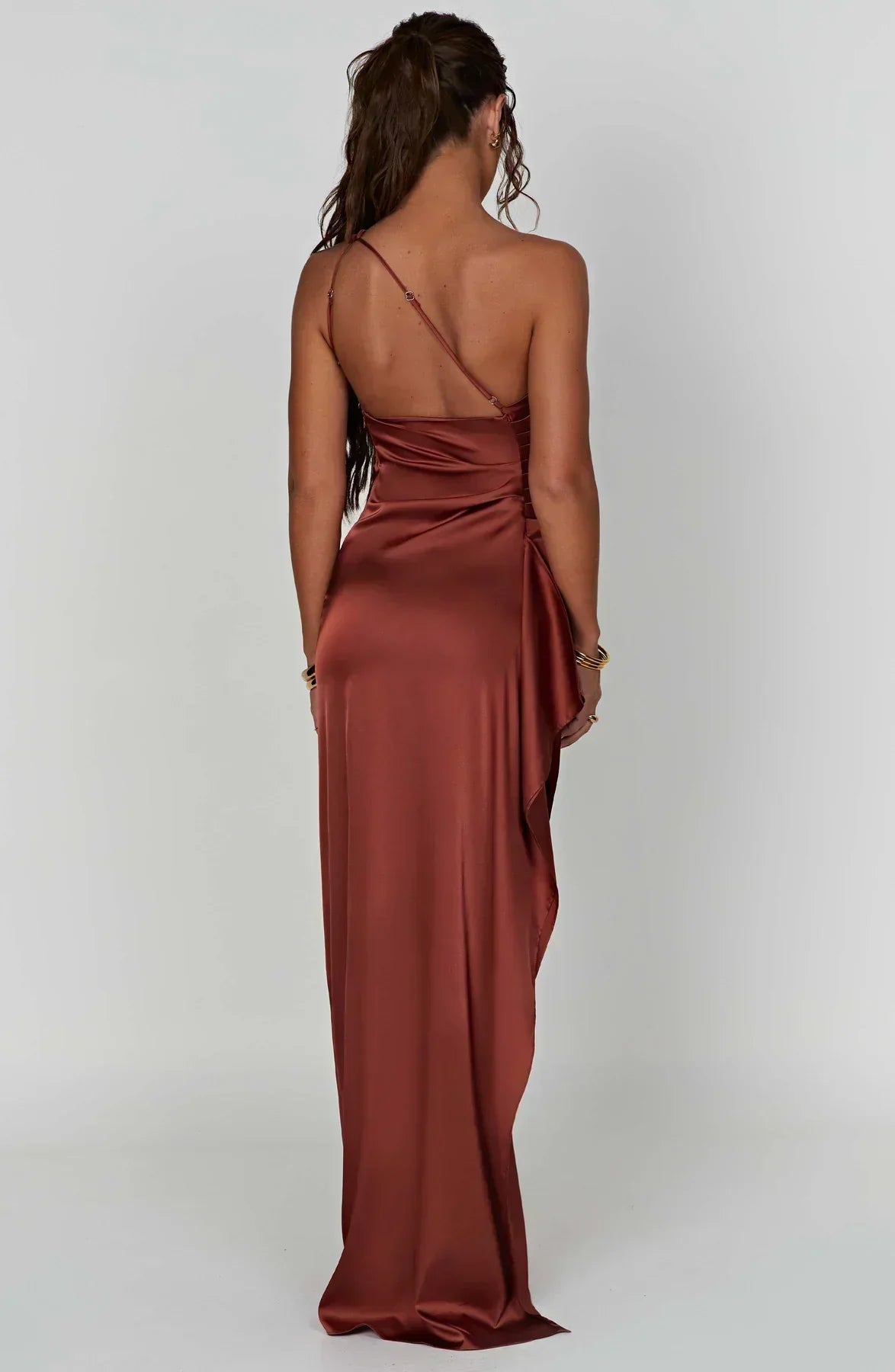 Ava - Robe Maxi Satinée à Fente avec Épaule Dégagée
