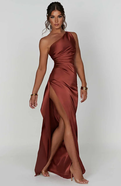 Ava - Robe Maxi Satinée à Fente avec Épaule Dégagée
