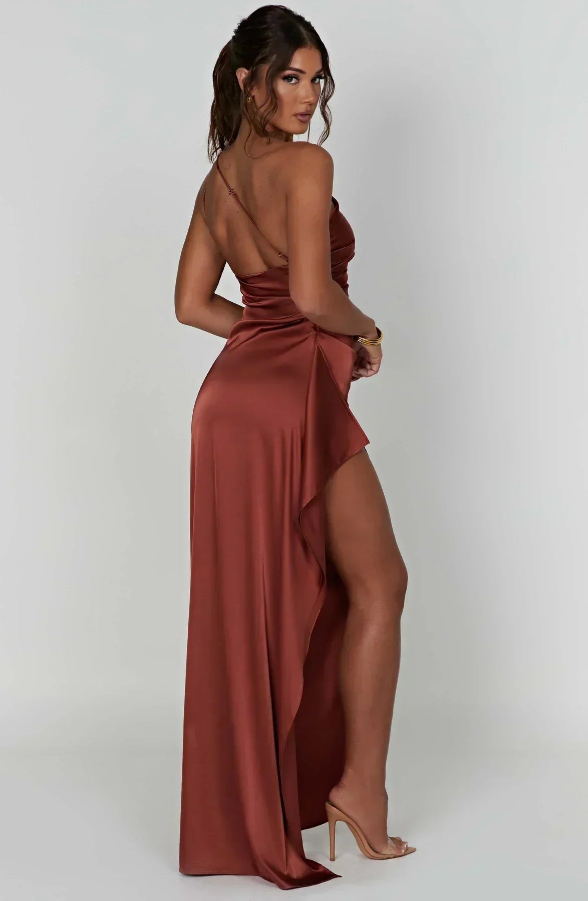 Ava - Robe Maxi Satinée à Fente avec Épaule Dégagée