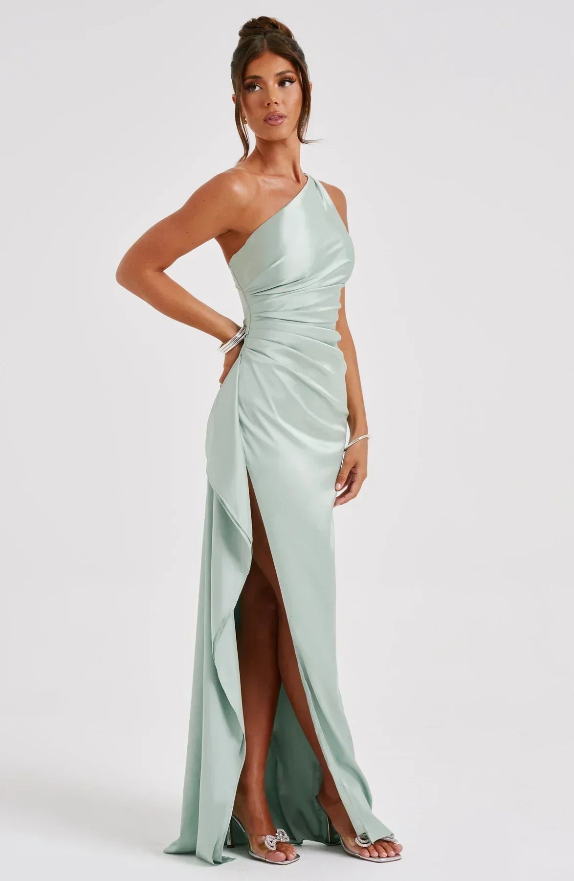 Ava - Robe Maxi Satinée à Fente avec Épaule Dégagée