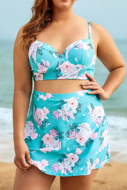 Sophie - Bikini deux pièces grande taille bleu clair avec fleurs roses composé d'un balconnet et d'une jupe-short