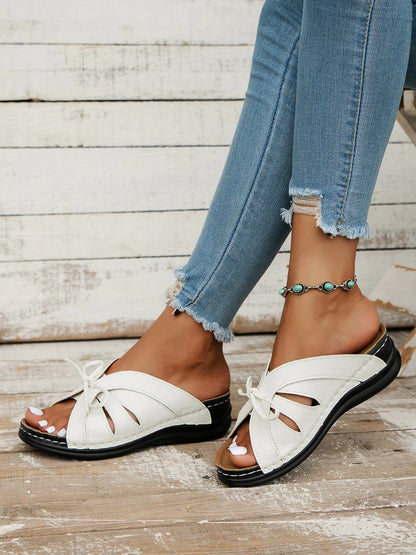 Lyric - Sandales orthopédiques à semelles amortissantes avec design élégant en cuir vegan et nœud sur le devant disponibles en couleurs unies estivales