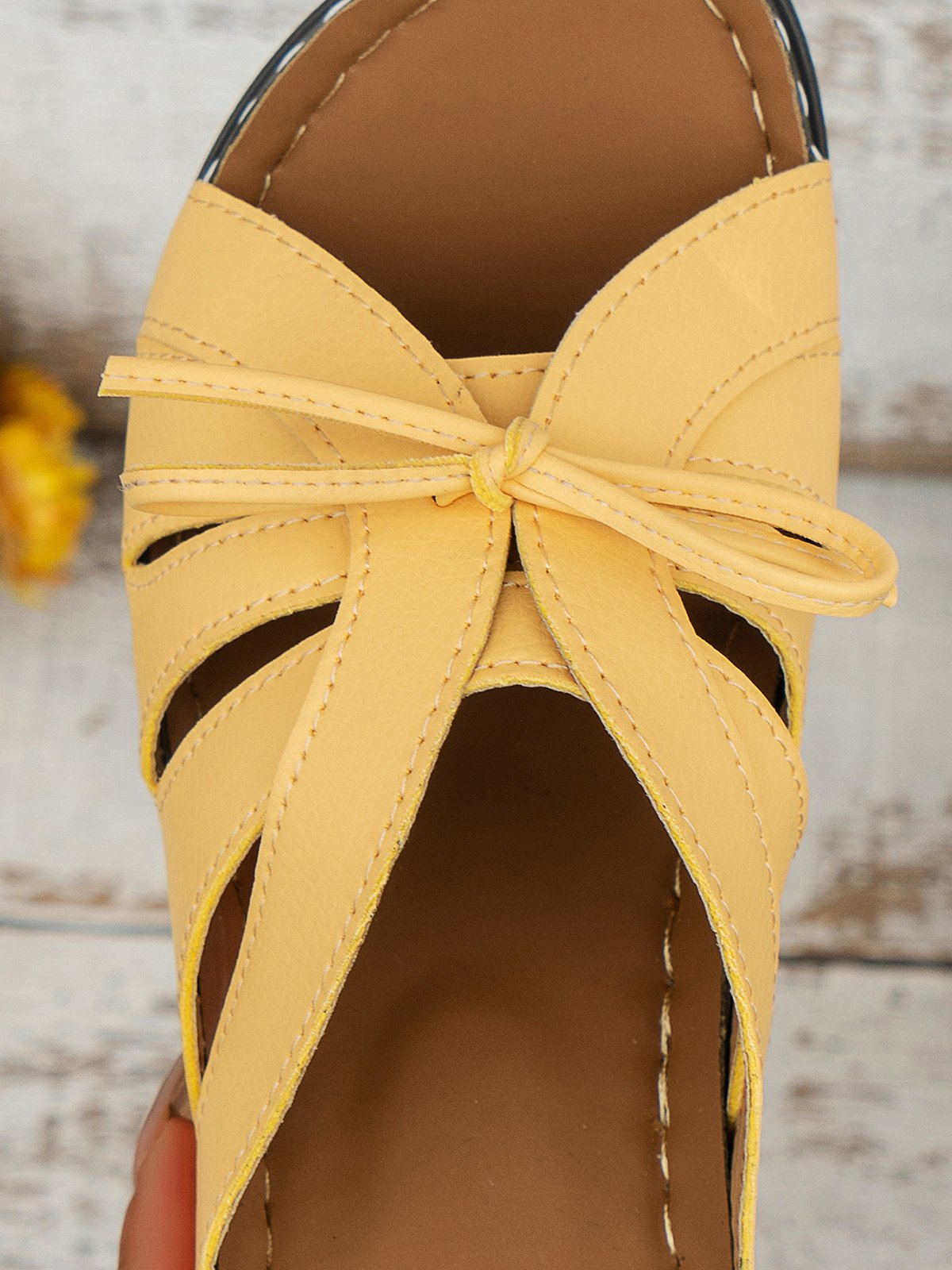 Lyric - Sandales orthopédiques à semelles amortissantes avec design élégant en cuir vegan et nœud sur le devant disponibles en couleurs unies estivales