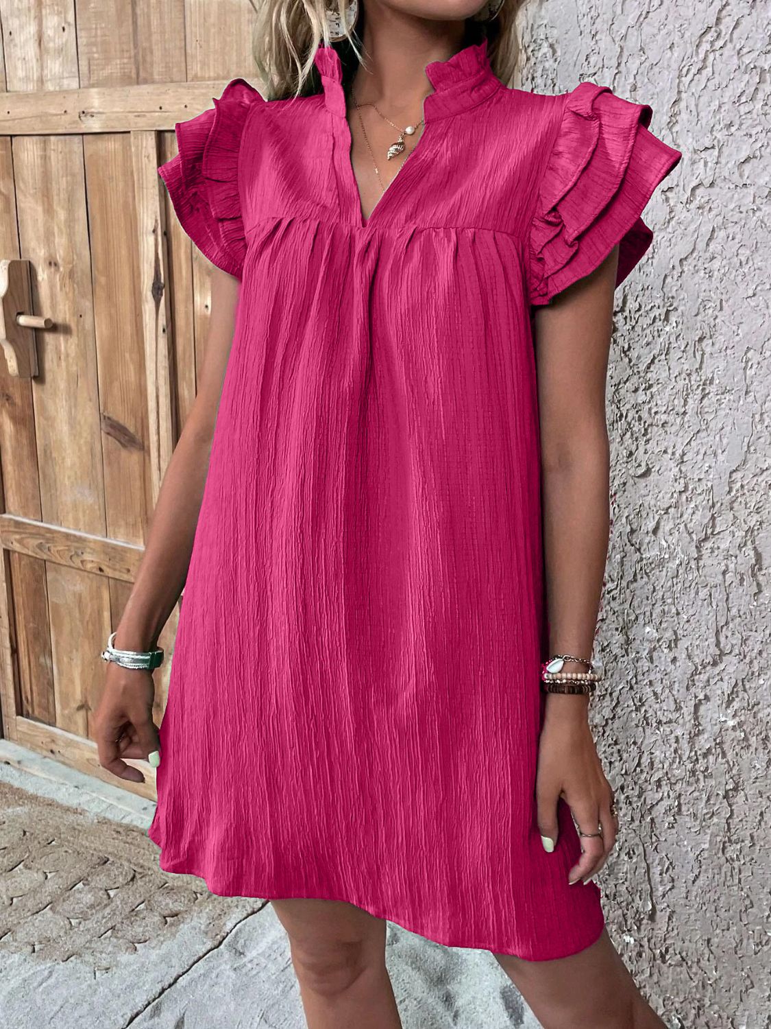 Leena – Robe Mini à Volants avec Mancherons Fendus et Encolure Fendue