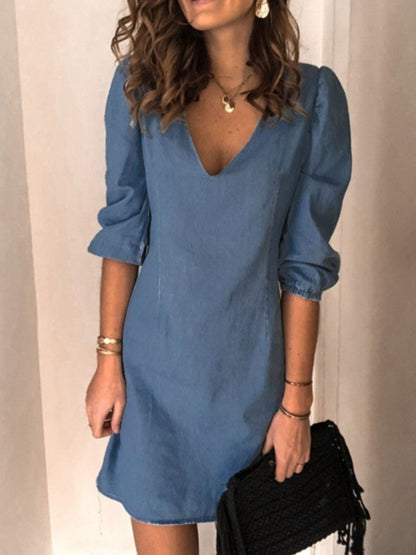 Noémie – Robe Courte en Jean avec Décolleté en V et Manches Mi-Longues