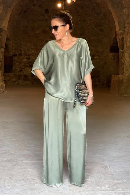 Olivia - Ensemble top en satin à col en V et pantalon à jambes larges