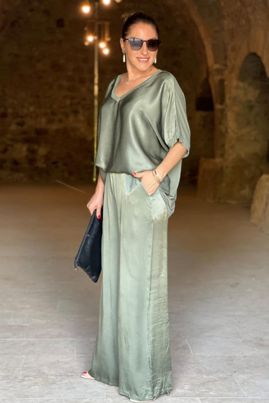 Olivia - Ensemble top en satin à col en V et pantalon à jambes larges