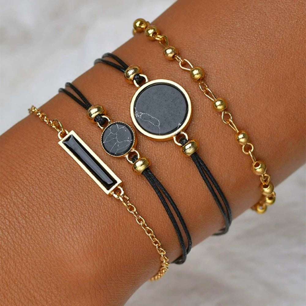 Montre analogique à quartz avec 4 bracelets assortis pour un look féminin élégant