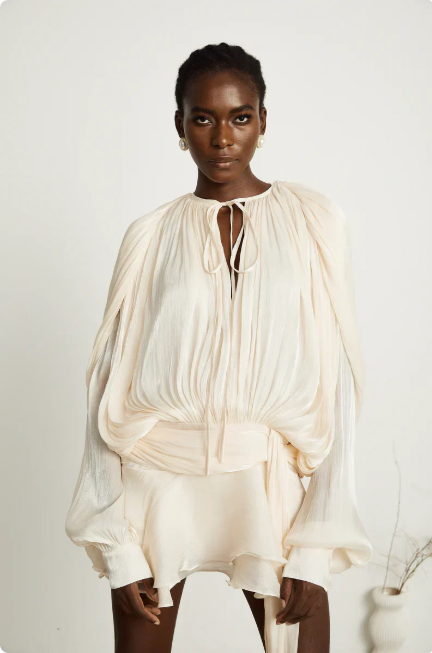 Ava - Blouse Plissée avec Détail de Col Noué